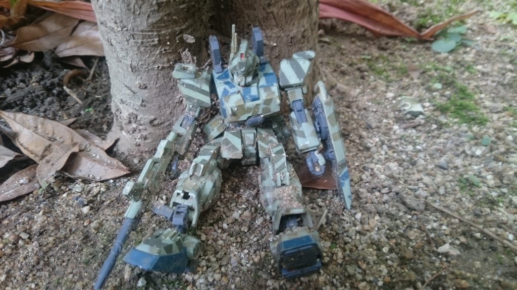 そんな妄想設定でした

プラモは再投稿になります
作ったガンプラを庭に放置すればお金もかけずに自然な汚しになる
と言うアホ丸出しの作品です

多分もう二年以上庭にいます
足の裏に土が付いていてくれれば嬉しかったですが、「自然な汚し」ですから仕方ないんです


それではまたいつか