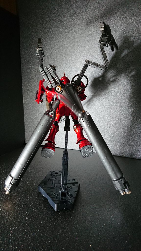 バックパックは、ガーベラテトラのブースターにフルアーマーユニコーンのプロペラントタンクを採用