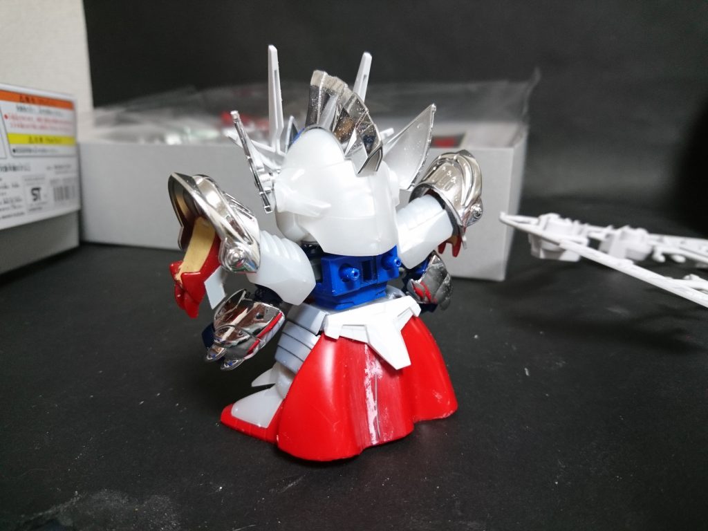 腰マントはLGBB騎士ガンダムのマントの両サイド部分を接着して製作しています。
シルエットが地味だったのでLGBBスペリオルドラゴンをパーツを用いてダブルオーガンダム風のバインダーも追加しました。