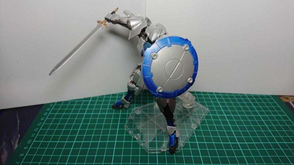 盾や装甲で守りつつ
剣で攻めます