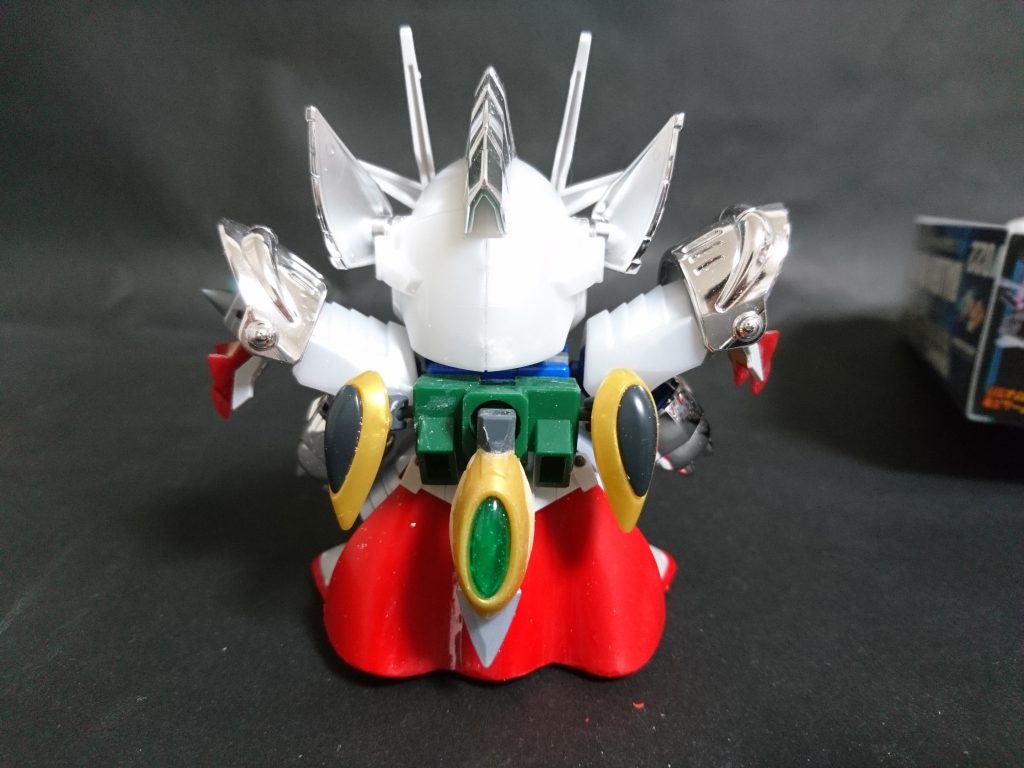 バックパック。
基部：S×D×G×ガンダムのバックパック
両サイド：LGBBゼロガンダムの肩パーツをボールデンのボールジョイント(小)で接続
オーライザー機首：ボールデンのクランク状のパーツ＋LGBB騎士ユニコーンのアンテナ中央＋LGBB騎士ガンダムの剣
…で製作しました。
オーライザー機首部分が、トランザム状態の盾接続部分も兼ねています。