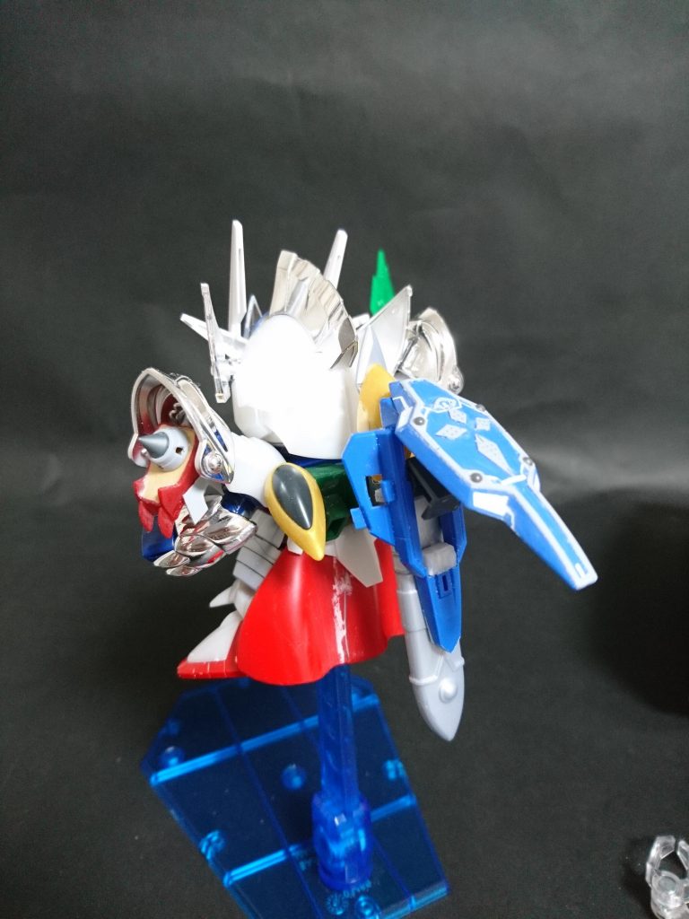 トランザムのテスト。
盾は、ダブルオークアンタのものをベースに、もともとのモールドを全て埋めてからプラ板でエンブレム部分等を自作しました。
裏にバーサル騎士の鞘を取り付けることで、盾のサイズアップと剣の収納を両立しました。
また、肩のバインダーが寂しかったのでMSスパイク01と02を使用して作ったGNドライヴを取り付けました。
尚、盾と腰マントのエンブレムはソレスタルビーイングのマークをイメージしています。