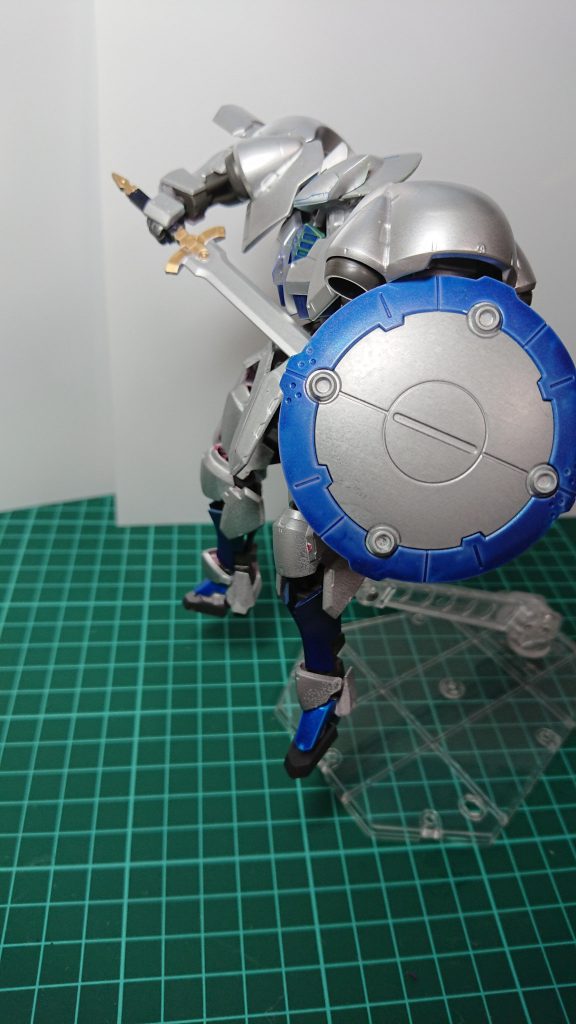 シールドはウヴァルのものを
剣はグレイズリッターのものを使用