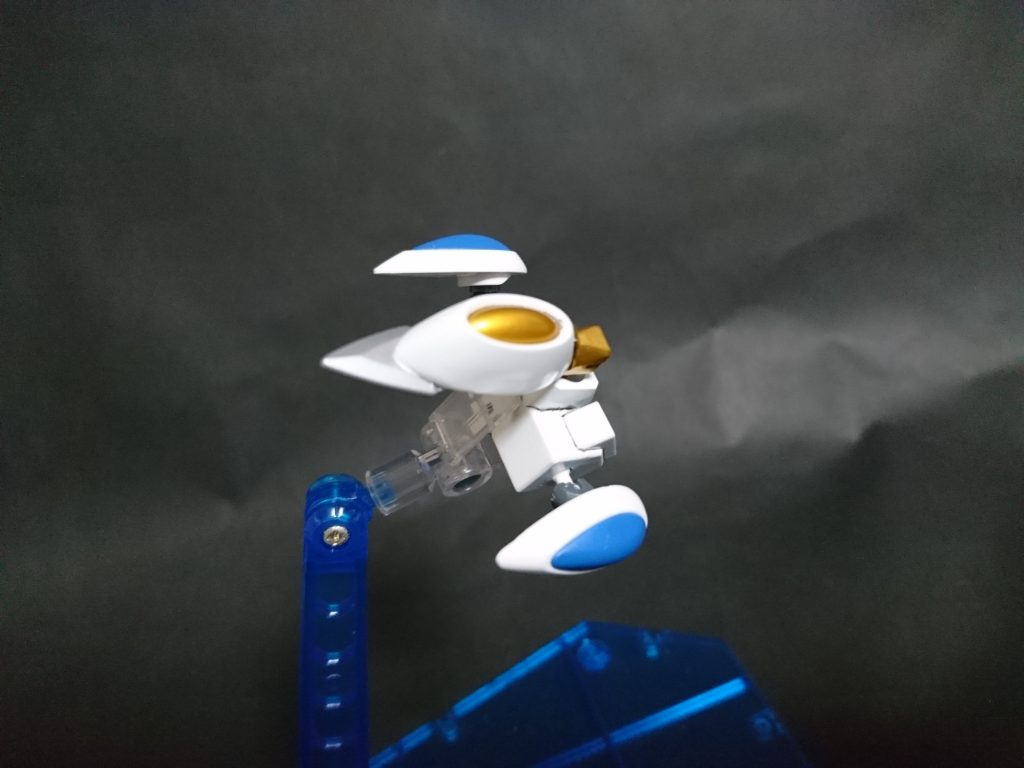 バックパックは変形して、サポートメカになります。