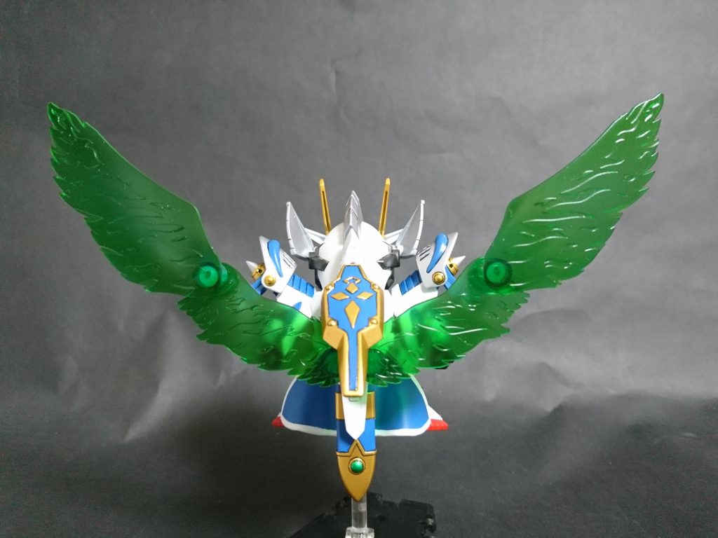 トランザム状態・背面。ダブルオークアンタのツインドライヴをイメージして、盾を背面に接続。