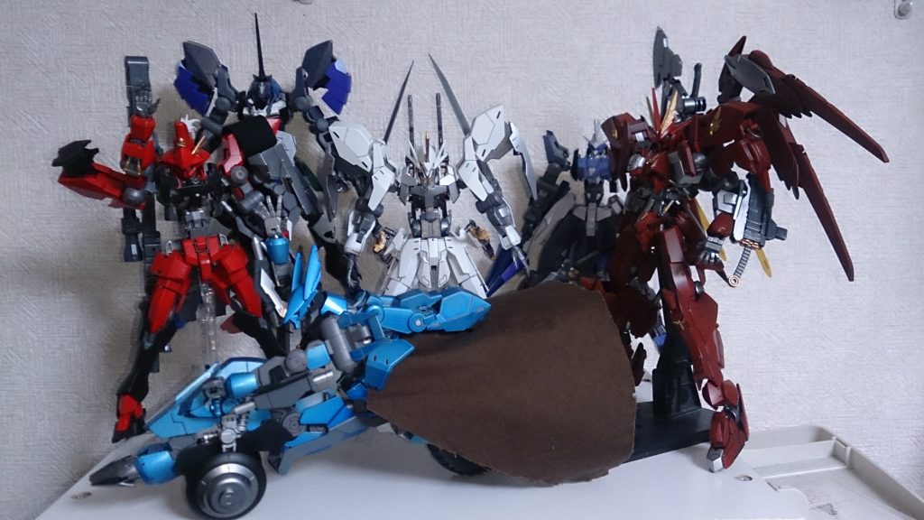 閲覧ありがとうございました(^-^)再スタートてことで、レースに戻るアクセルグレイズを見送るアインベースの機体達(^w^)
あと2体製作中ですf(^_^;まだまだ構想中のもあり…(-