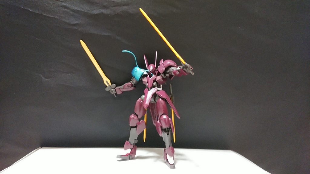 [武装] ヴァルキュリアブレード×２、バエルソード×２、となっている。
グリム・ドゥ・ゲルデはただ剣だけを振るって修羅場をくぐり抜けてきた、そんな機体である。
この機体には４つの強みがありビームと実弾をものともしない硬い装甲に高い反応速度(特定の条件を果たすと反応速度がずば抜けて向上する)そして変則的な立ち回りがグリム・ドゥ・ゲルデを日々開花させている。