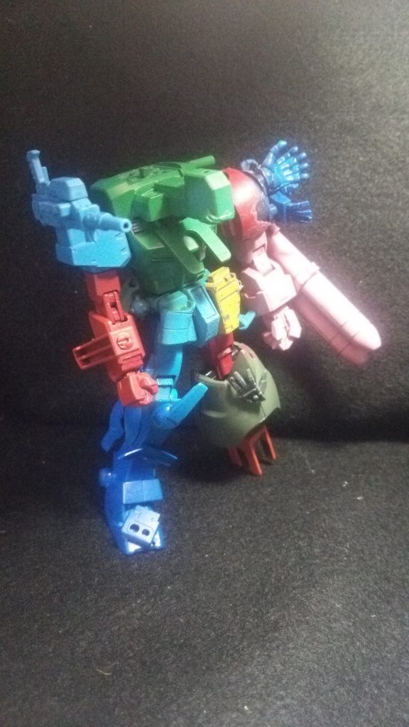 ジャンクの寄せ集めということでバランスをとるのが難しいのですが、ある程度は考えてパーツを付けました。頭が無いのはそのほうがホラーっぽいからです笑