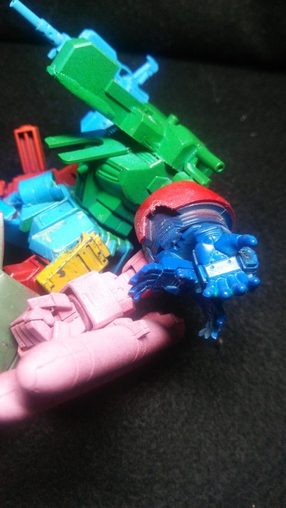 色はすべてスプレーを使ったのですけど、設定として左肩の手首の余り達が色を塗ってほしいという願いからスプレーを使ったという設定です