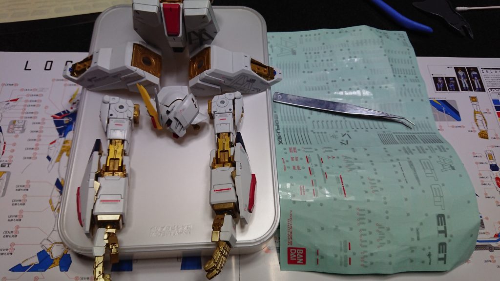付属のデカールを貼っている様子。
水転写じゃないので局面に弱いし余白が目立ちぎみ。
楽でいいんだけどね。
