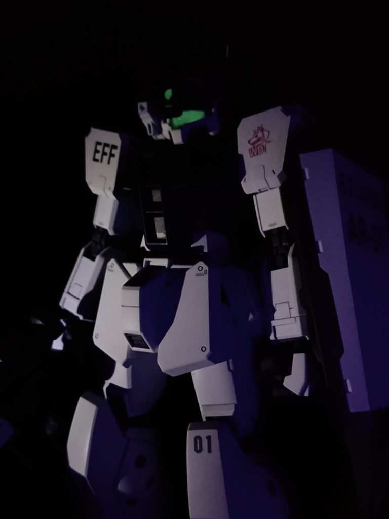 頭部センサー部分蛍光塗料を使用したのでブラックライトで発光します