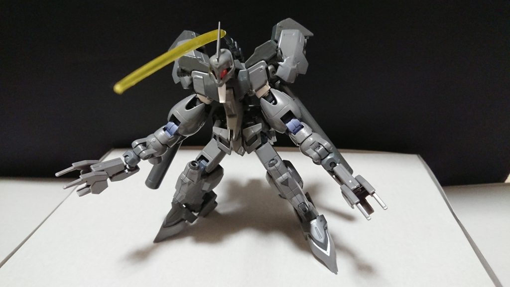 [武装]クロウ、ビーム射出口、ビームテール、トリモチランチャー、となっている。

クロウとは両腕部の先端部分を表し、敵をクロウで掴んだ所をビーム射出口から出る攻撃で敵を倒す事等に使われる。

ビーム射出口はシャッカーの平手に位置する所にありビームサーベルが展開できる上拡散ビーム等が撃てる、又ビーム兵器の切り替えも早い為シャッカーが最も多く使用する武器となっている。

ビームテールは腕部から放出されるビームサーベルより高出力なビームサーベルを展開できビームマシンガンも撃てる、しかしビームテール自体シャッカーが飛行してる状態でないと使用しない、燃費が悪いからだ。