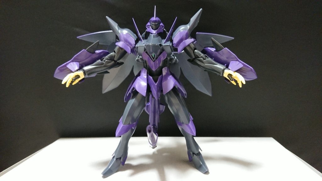 機体名：ドラドA(アタック)

[武装]ビームバルカン&ビームサーベル×２胸部拡散ビーム砲、照射型ビームライフル(尾)、小型シールド×２、ゼダスソード、となっている。

[総合スペック]1.0～13.0の内
通常時は８.０～８.５と想定。

ドラドAは単機でただひたすら敵を撃破するというコンセプトで作られた機体。
特定の機体が放つ粒子をドラドAが付着すると強化形態になれる、強化形態になると左右の即頭部当たりから角が生え、機体の周りに薄い湯気のようなものが立つ。
強化形態になると照射型ビームライフル(尾)が外れてしまうが機動力と機体の出力が上昇しビームサーベルは高出力な物となり胸部の拡散ビーム砲は拡散だけでなく照射も撃てるようになる。
小型シールドからはミサイルが発射でき左右に９発ずつ搭載されている。
強化形態時のみミサイルを全弾を撃った後に青色のビームバルカンが撃てるようになる、威力は腕部のビームバルカンより高い
自力で強化形態になる事も可能だがその場合右即頭部にしか角が生えず効果も数分しか持続しない、そして時間が立つとオーバーヒートを起こして数十秒動きが止まる。