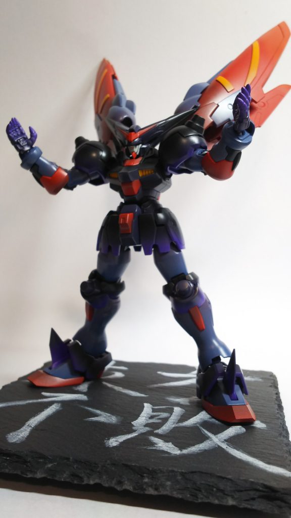 カラーリングは、各パーツ下から上にかけて濃い色にし、上から見下ろすような威圧感を目指しました
台座は100均で買ったものに適当に書きました