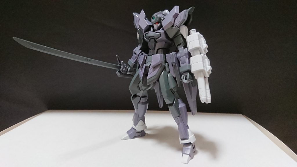 機体名：Gサイフォス・ネオ

[武装]ビーム刀、粘着型２連装ボム、ミサイル×２、ビームサーベル×２、となっている。

[総合スペック]1.0～13.0の内。
７．９と判断。

機動力が高く接近戦特化型の機体、ビーム兵器がビームサーベルや微量のビーム刃以外にない為機体本体のエネルギーが切れる事はまずない。

ビーム刀は刀の刃に微量のビームを放出させ装甲が厚い機体にはビーム刃を使い熱に耐性をもつ敵には刀のまま戦う事が出来る

左腕部に付いてる粘着型２連装ボムは敵の隙を突く為、又は障害物を破壊する事等に使用する武装であり敵に致命傷を負わせられる程の火力はない。
対象に武器が接触して初めて接着するので障害物を破壊するならともかく戦闘では接近戦でないと使えない。
そして粘着型ボムを使わないとボムの後ろに搭載されてるミサイル×２が撃てない。
接着して４秒も経たずに爆発する。

戦果...
多数の機体撃破に貢献。
黒いウイングを2度中破、そして撃破に貢献。

黒いウイングに中破される。
黒いウイングに撃破される。