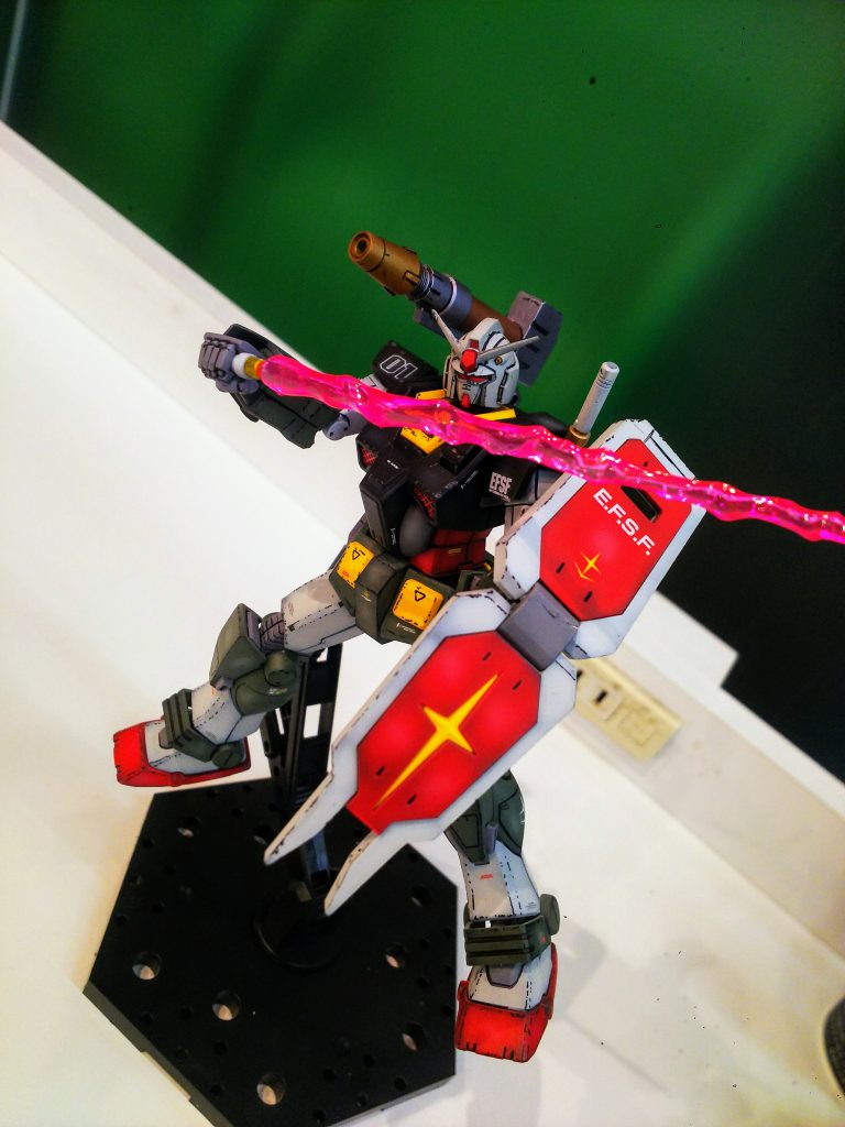 ビームサーベルを使った格闘イメージ。