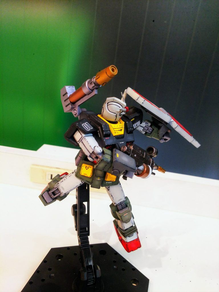 腰の可動が非常に優秀なキットです、所謂ニュータイプ撃ちも楽々です。