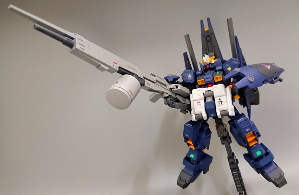 ハイパーメガランチャーはテスト装備の為、腰にサブアームにてマウントしてあります。