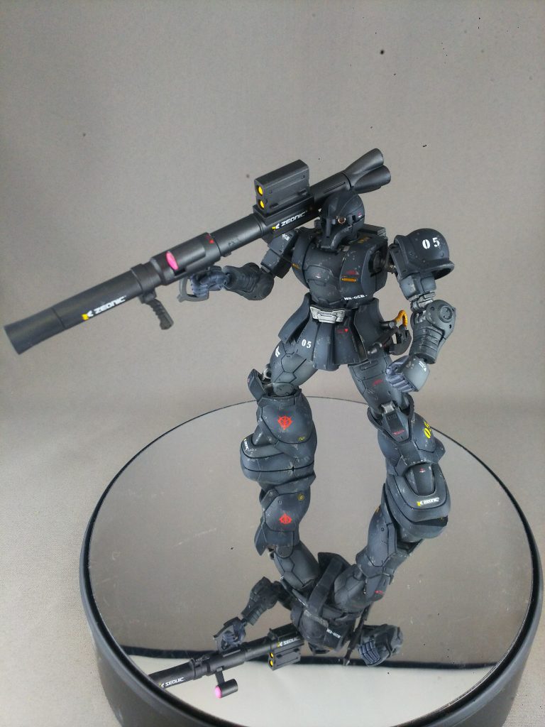 特徴である丸い肩がマッチョな感じです。