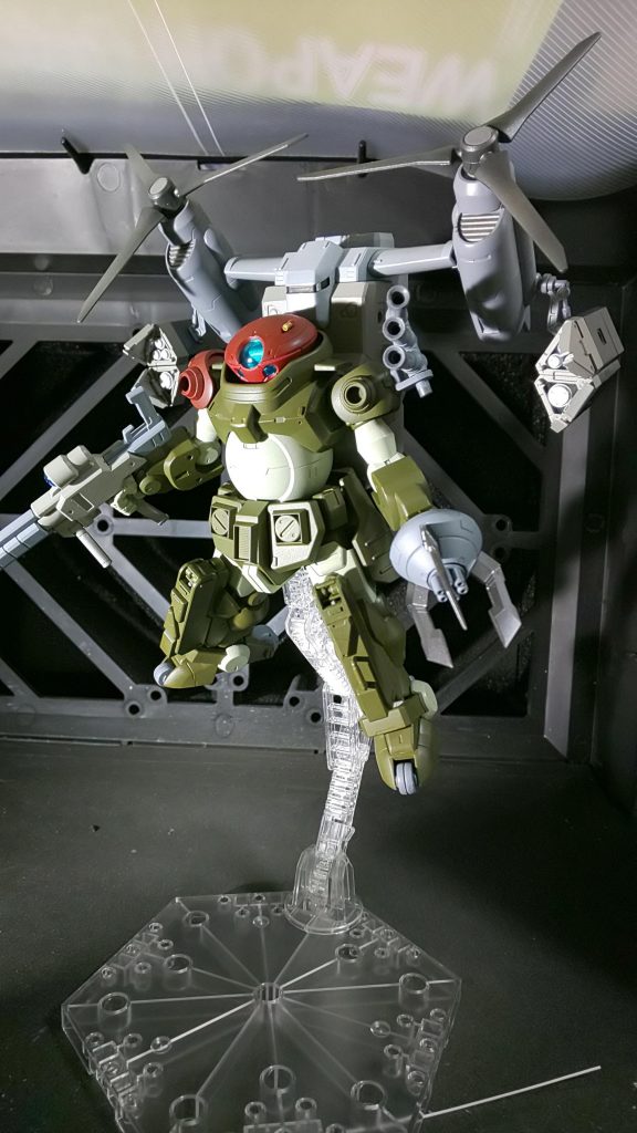 左手にビルダーズパーツのクローをポン付け。フィットしてるか微妙。