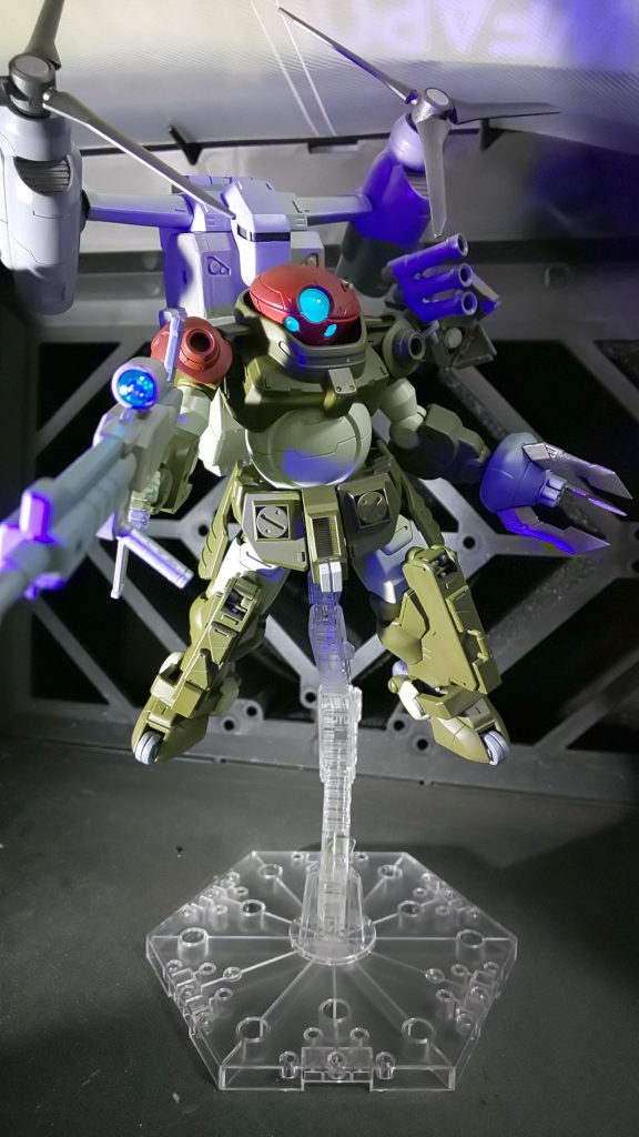 メインカメラには蛍光ブルーグリーンを吹いて、ブラックライトで光るように。