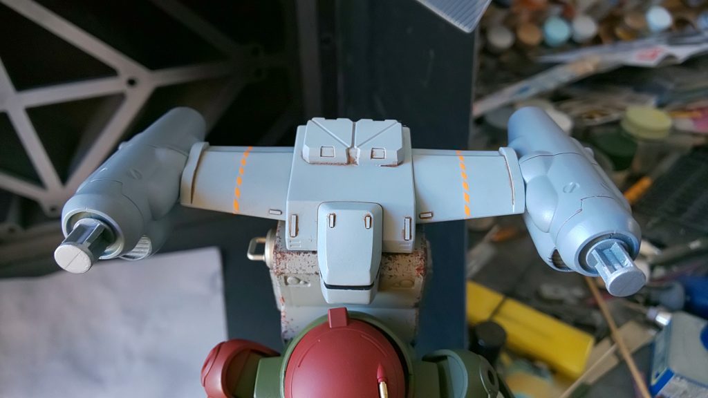 実は主翼の継ぎ目をちゃんと消せてなかったんで、オレンジのラインデカールでごまかしてしまいました。