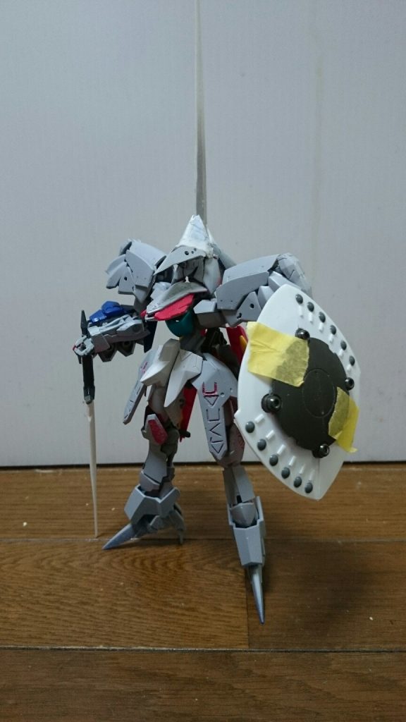 盾と頭はプラ板などを使ってます。極力ガンプラのパーツでそれらしく。