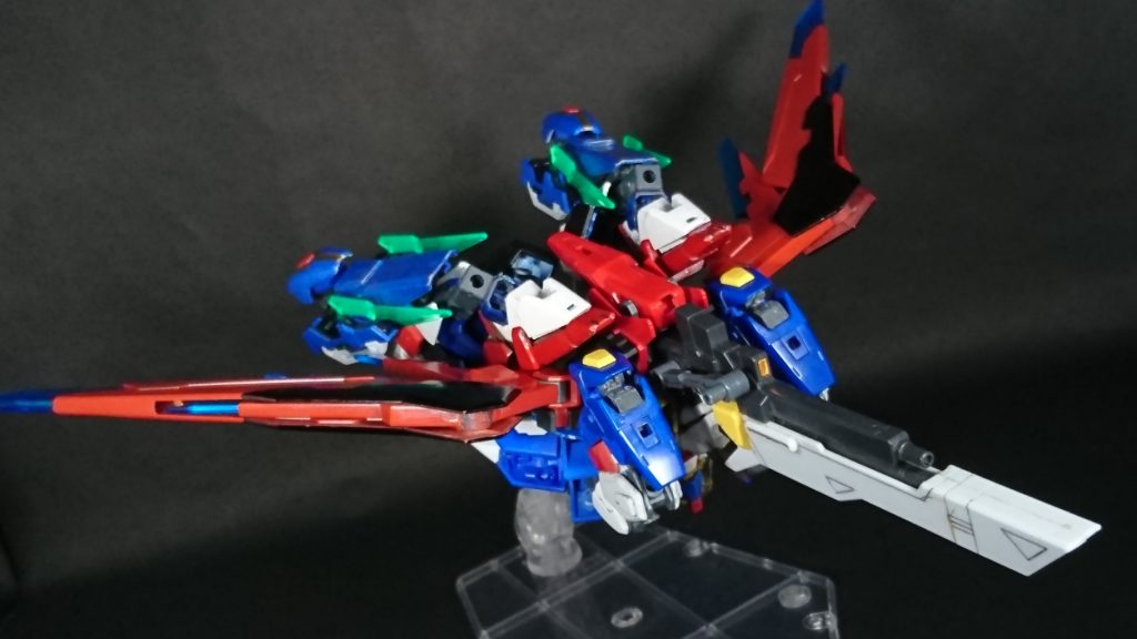 ディザイアガンダムは思い付きでいろんな装備や仕様が施されることがよくあります
 例としてはこの飛行形態、「それっぽくできるからやってみるか」という思い付きから誕生したものですね