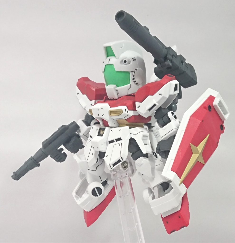 キャノン砲が目立つ角度。
基本はカッコよく強そうに、でもジムらしい野暮ったさや頼りなさもちょっと持たせておきたい…という感じのイメージ。
結構うまくいったんじゃないかなと思っています。