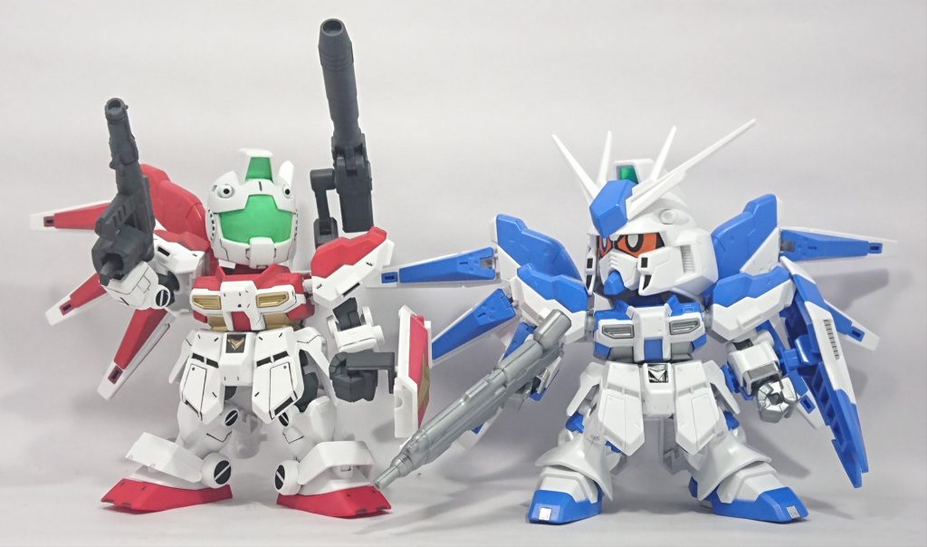 パチ組Hi-νとの比較。
(最近の子はスタイリッシュだなぁ…)みたいなことを考えてそうなHi-νガンダムさん。
