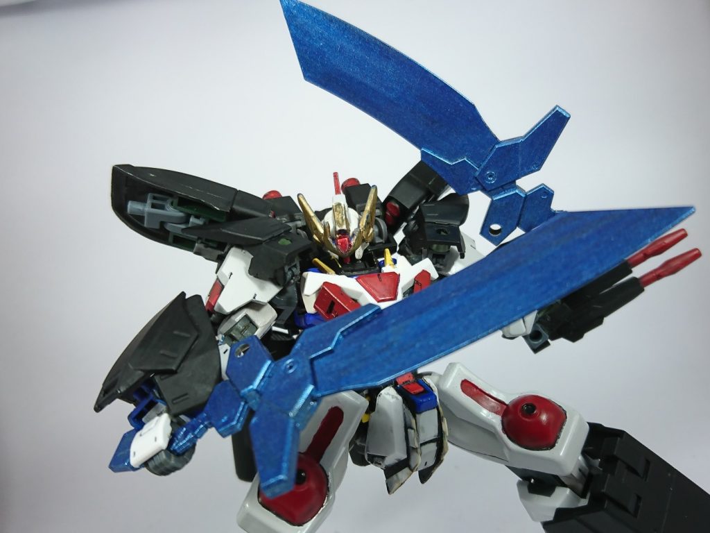 マッスルディザイアガンダム
ディザイアガンダムがマッスルゴーレムを獣(重)武装した形態
頑丈な装甲と二振りのサイバーブレードが特徴的だが、両肩に展開するキャノンや左腕部のビーム砲といった射撃武装も充実している