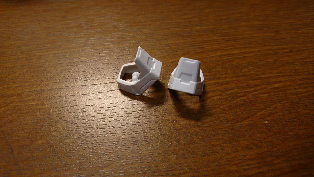 〈アンクルガード〉
・正面上にモールド追加。
・サイドにスジ彫り。