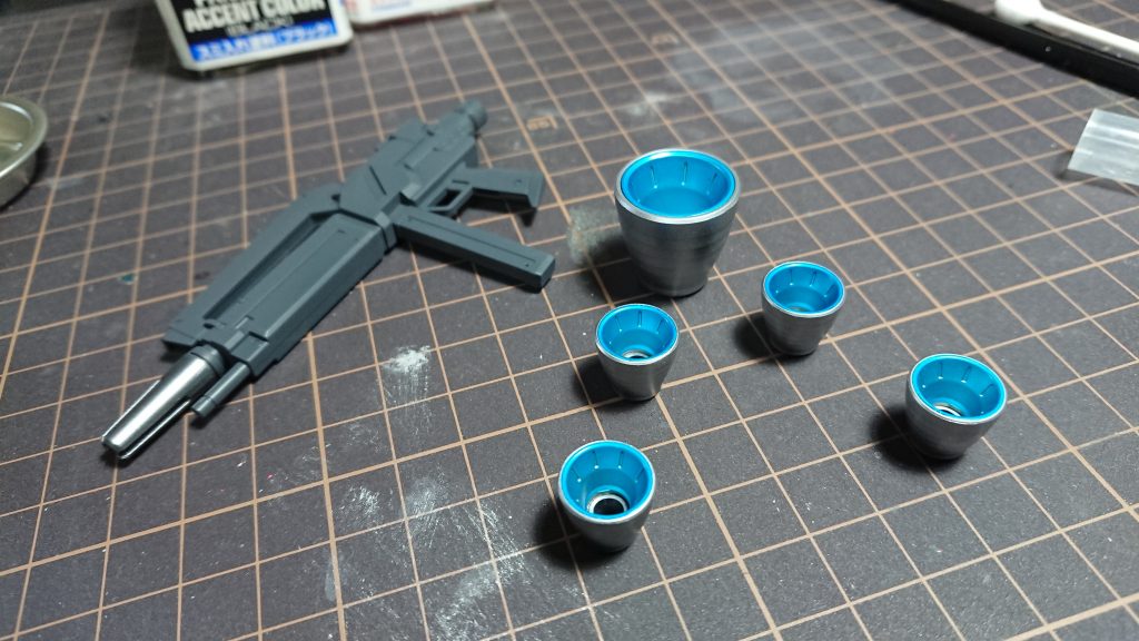 武器とバーニアは塗装しました。
バーニアは外側はシルバーで、内側はシルバー吹いてからクリアブルーで塗装しました。