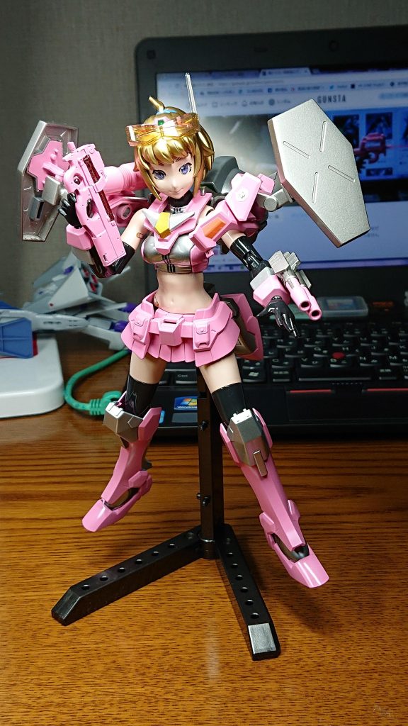 塗装について
お肌はクレオスのキャラクターフレッシュ2をチョイスしてます
手足のタイツはミッドナイトブルー、アヤメさん見てたら黒でなかったから…
外装甲のピンクは、Pちゃんのピンク(〃ω〃)
でなくてクレオスのピンクです(^^;
同じく外装のシルバーにはGXホワイトシルバーを使ってます
髪の毛にはGXブルーゴールドを、シールドやサブアームにはスーパーチタンを選びました
で、ふみな本体の胸部と靴?にはプレミアムミラークロームを
買ってみたんで…使ってみたくて…ただ、それだけ(・∀・)
アンテナ基部と外装の胸にはクリアオレンジをクリアで割ったのを吹いてます
 
さて、今回は実験的に試してることがあります
ゴールドとスーパーチタン以外の全てに、ガイアカラーの「蛍光クリア」を2割ほど混ぜてあります
発色性が上がったのと、ヌメリ感が出せたかな?って思います