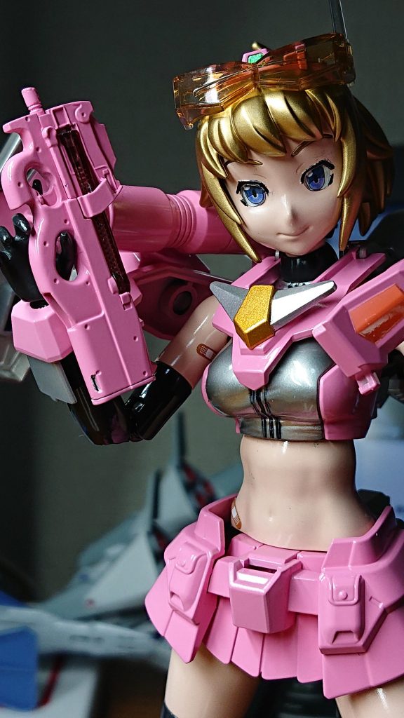 えーっと、満足なショットなんで(〃ω〃)
お腹のヌメヌメ感がハンパなくて(///ω///)♪
そそ、Pちゃんのマガジンはクリアーレッドです
因みにPちゃんとは、トミテックのリトルアーモリーという1/12のミリタリーガンシリーズの「P90」になります