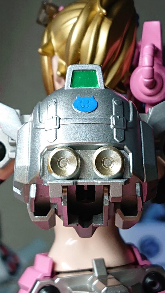 コマンドガンダム?の後頭部のネコちゃんはガンダムマーカーですね
バーニア?はクリアーオレンジにクリアーを5割入れ、1回だけ吹き付けました