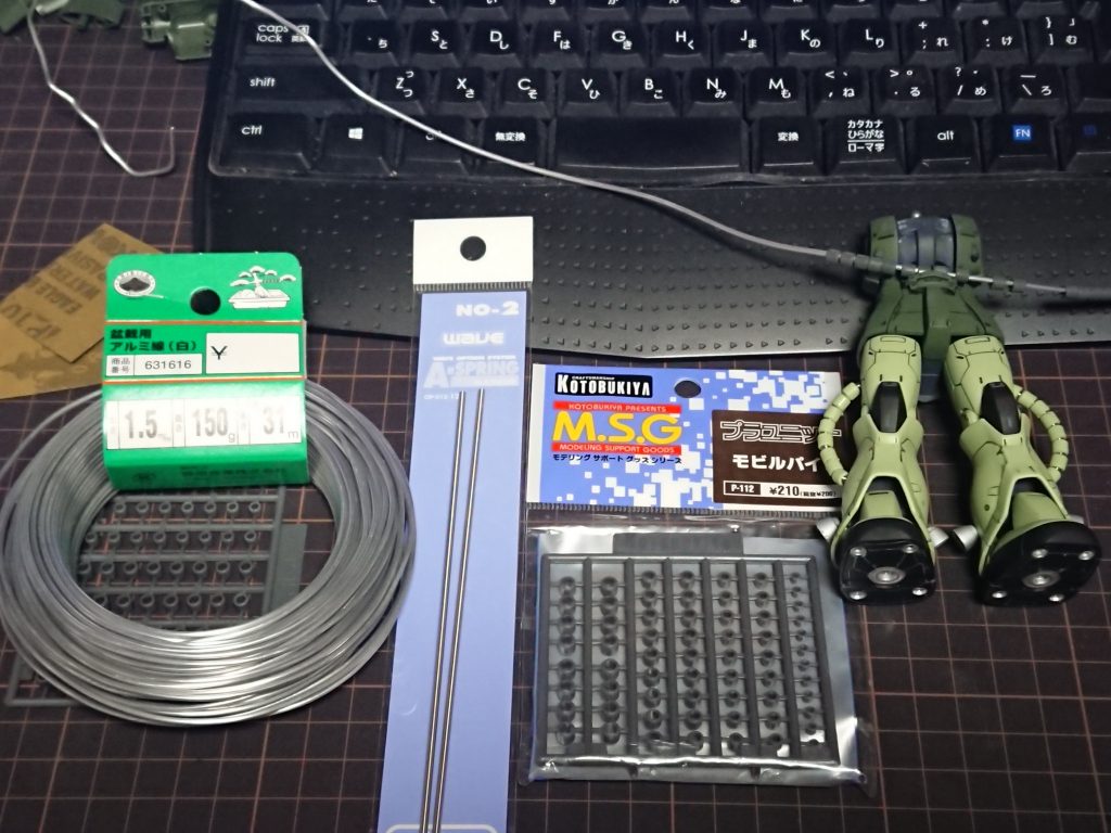 ザク系の動力パイプは手間がかかりますが、ブキヤのモビルパイプ、ウェーブのスプリング、あとアルミ線で処理します。