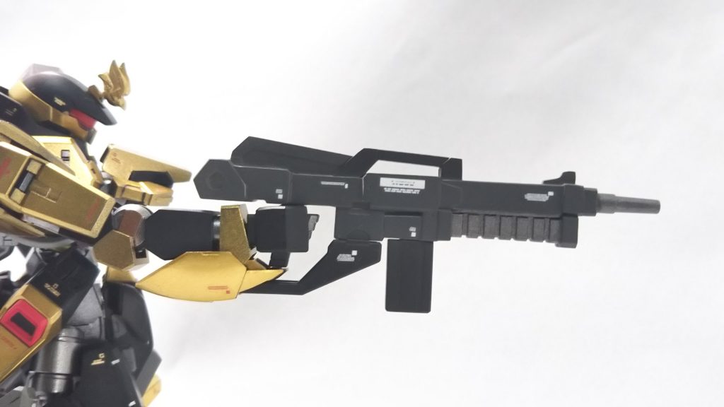 ライフルも通常のグレイズの物では物足りず、全体的にボリュームを増やし、マガジンを別箇所に設けると言った加工を施しました。