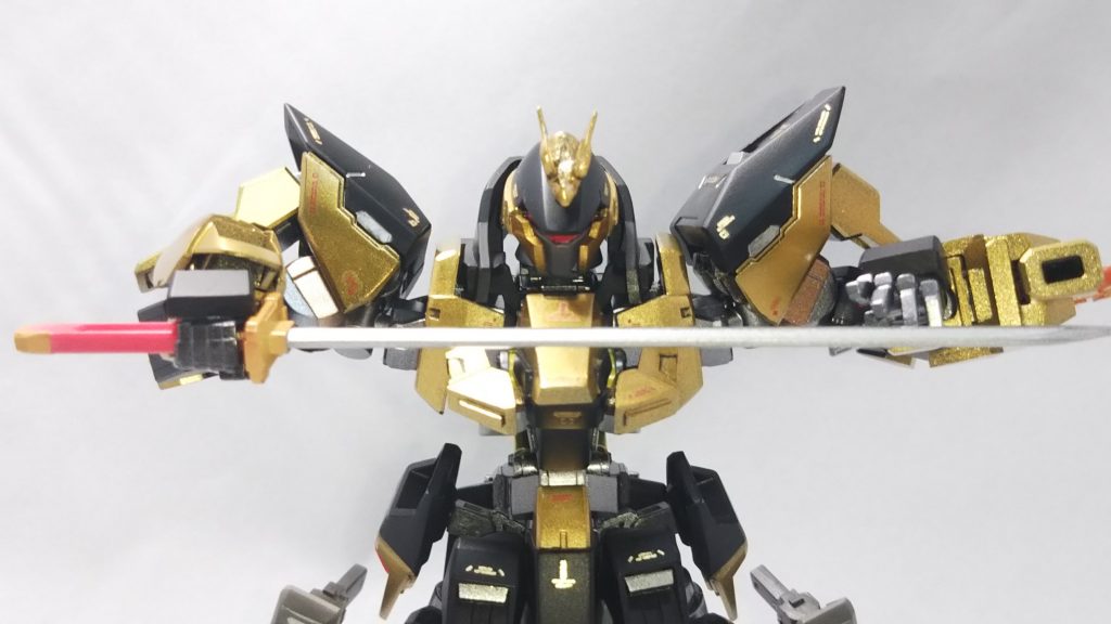 左腕には日本刀を納めた鞘をマウントできます。
鞘と腕部とはネオジム磁石とマグネットセッターで固定してあるので、着脱も思いのままです。