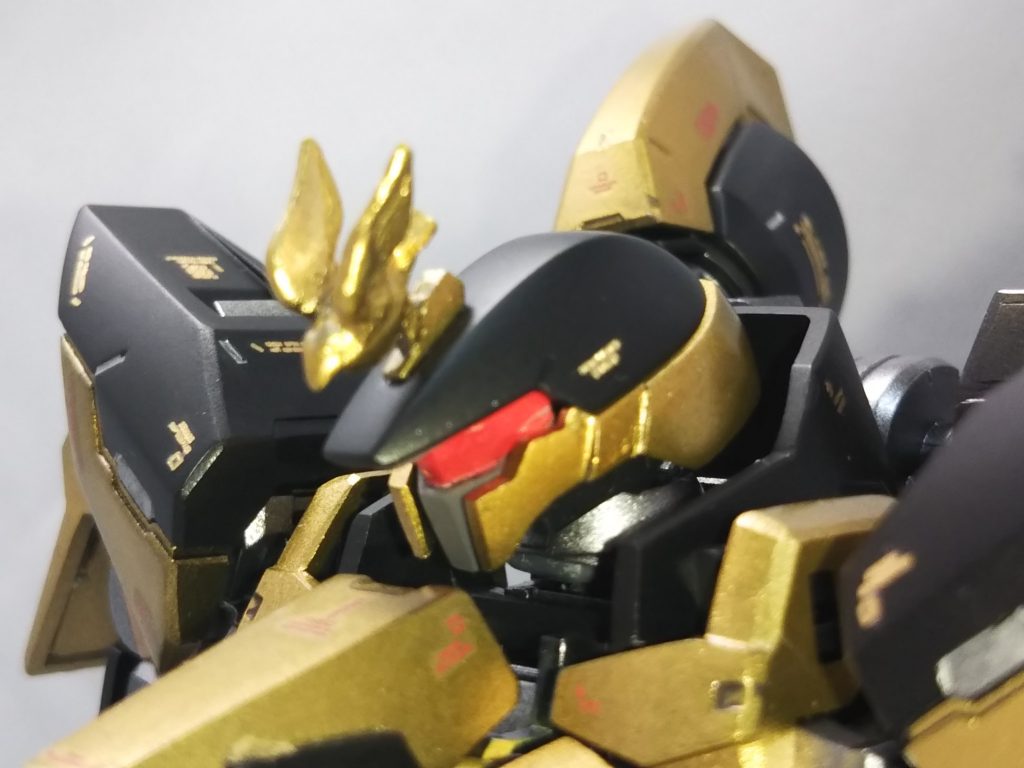 頭部の鳥型モニュメントは塗装開始2〜3日前に急遽思い立って作り上げました。
それまでは指揮官機用のアンテナがあるだけでした。