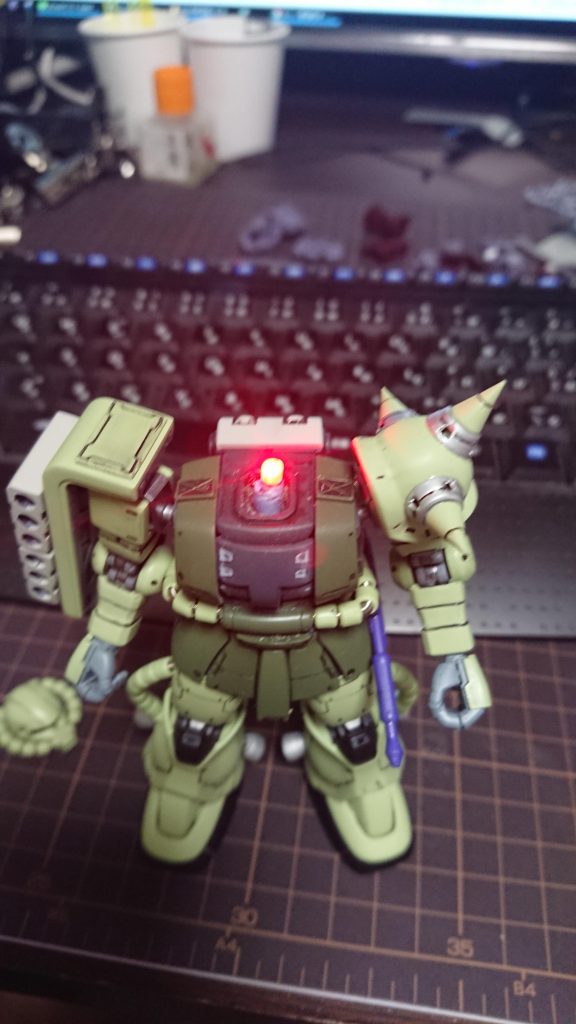 モノアイは、頭部の内部パーツに穴を開けて、クリアパーツをはめこんでいます。内側から光らせてモノアイが点灯する仕組み。その都度頭を外してスイッチのオンオフが必要です。