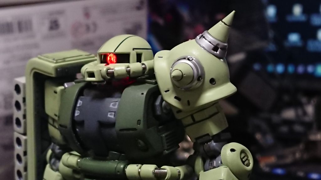 「スパイクアーマーは一見凄そうなですが接着剤の着きが悪くて、タックルするとポロっと取れます。くれぐれもバズーカ主体で中距離で戦ってください。」