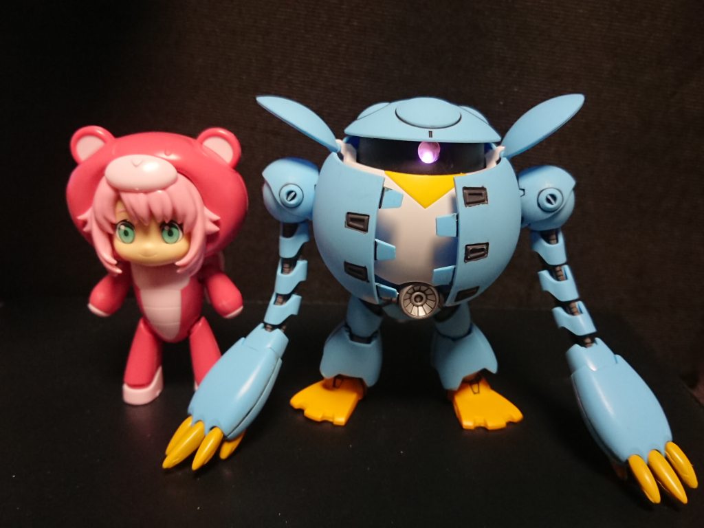 モモカプルはあえてモノアイにしてみました。プチッガイ(モモ)を乗せる場合は足とポニテを外す必要があります。