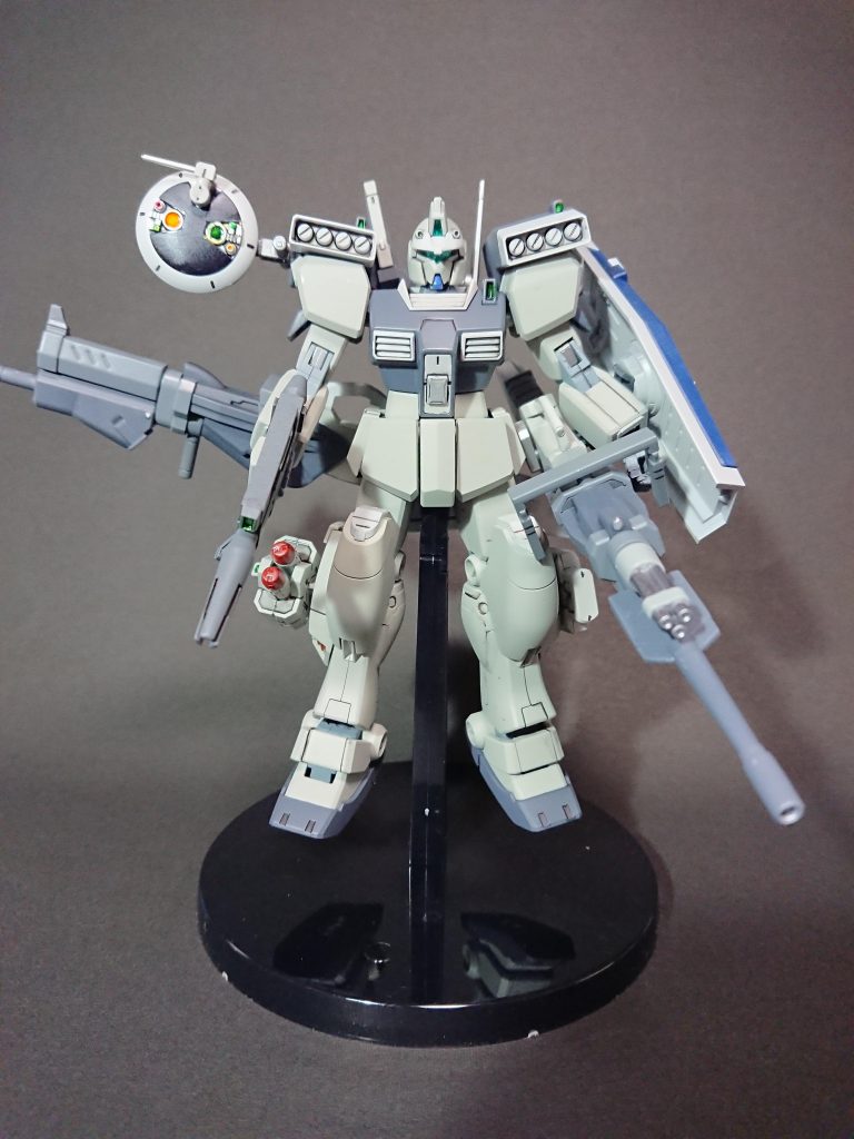 「この機体は、見ての通りチェンジリングライフルでの射撃を基本にしていますので、とにかく撃ちまくってください。ライフル1はスナイパーライフルと、中距離での3連ガトリング、ライフル2がビームライフルと榴弾ですから距離で使い分けてください。」