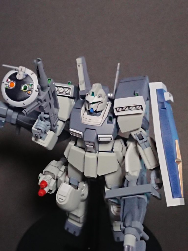 「通常のビームライフルもあります。また肩と脚部にミサイルランチャーもありますので実体弾が有効な場合に使い分けてください。肩に索敵用レドームもありますので命中率が底上げされています。」