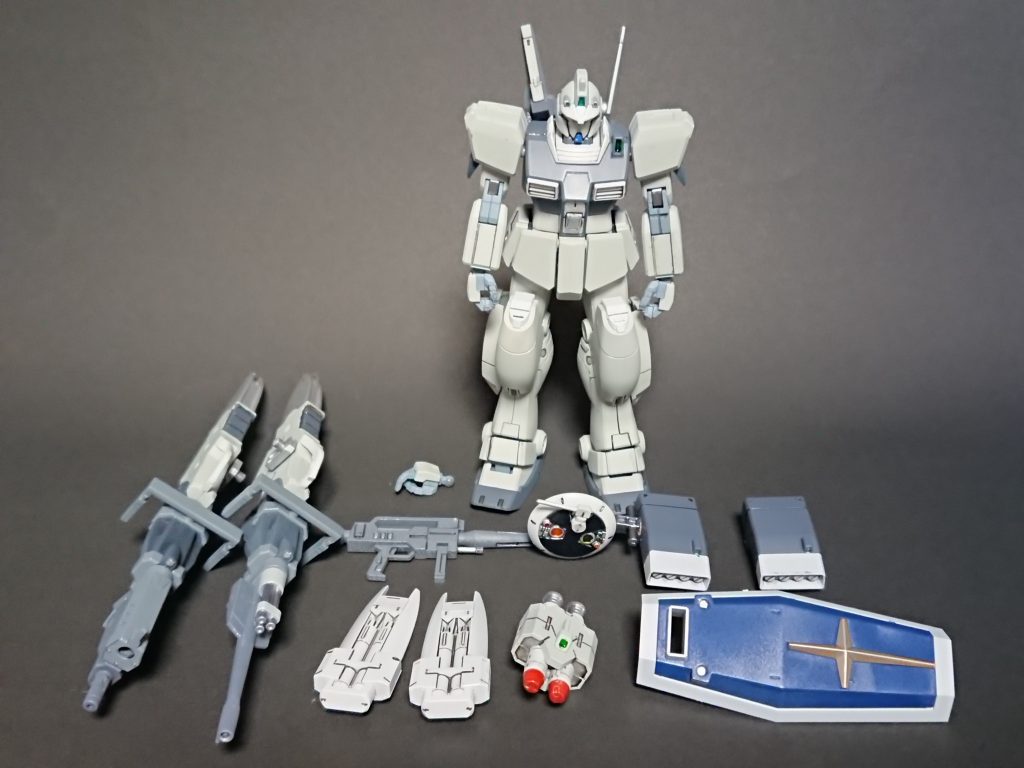 「全武装一式です。自分の好みに合わせて武器の位置は変えてください。マウントラッチは脚と腰、後ろの腰にもあります。」