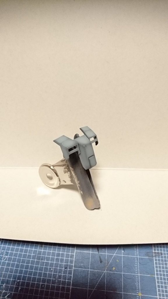 エッジに下地のグレーが残るようにライトグレーを立ち上げ。