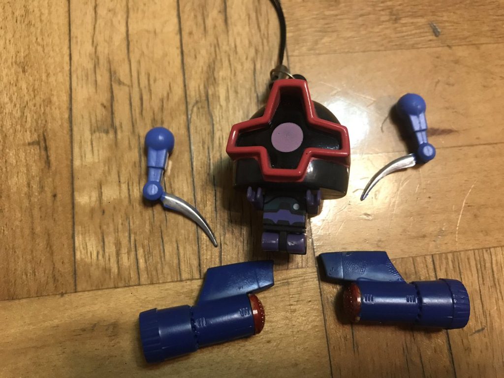 近所のブックオフで・・・・
( ゚д゚)ハッ!  これは いけるんじゃね??
と プライズのキーホルダーを見つけたことで
出来てしまいました。
グフレロの手足を引っぺがして 張り付けただけの
超手抜きモデリング!
(๑•̀д•́๑)キリッ