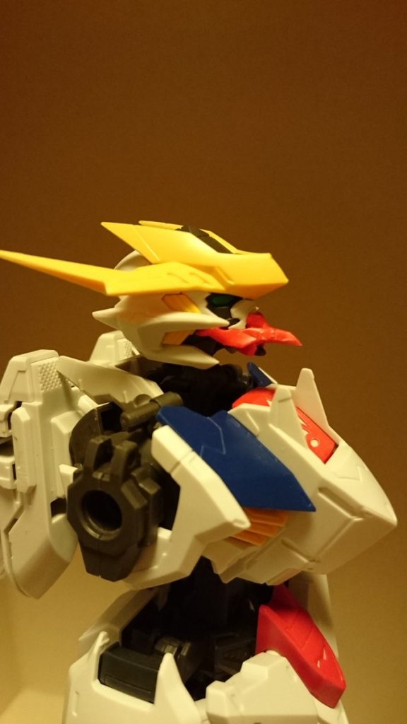 頭部のシャープ化、肉抜きはパテで埋めました
顎は下側のC面を削り、厚みを解消、ランナーを使い延長しました