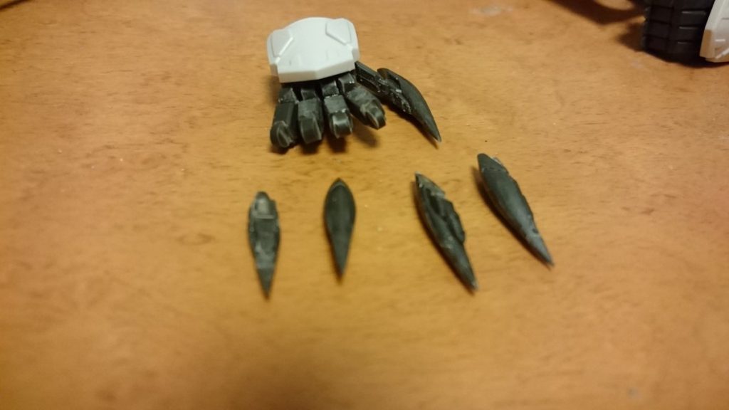 ハンドパーツは各関節でカットし、間にランナーを輪切りにした物を使って平手と握り手を製作しました